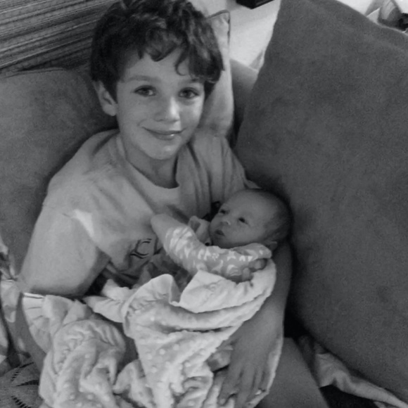 💛 MEET THE POSHER(S) 👶👶👩🐶🐱🐯 - Picture 3 of 16